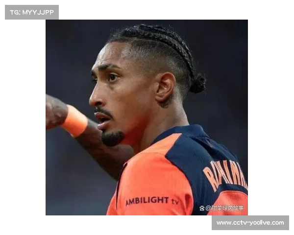 诺坎普5.6万观众高呼，拉菲尼亚伤愈复出双响